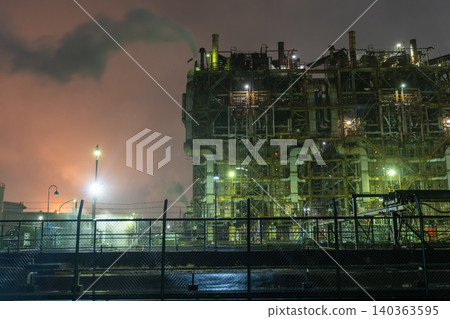 Factory night view in Ukishima-cho, Kawasaki City, in the rain Factory night view in Ukishima-cho, Kawasaki City, in the rain 140363595