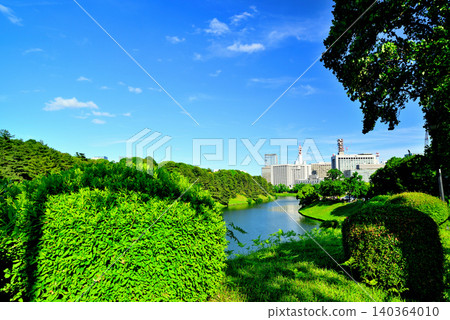 東京:從千鳥淵綠道眺望櫻田護城河和霞關摩天大樓 東京:從千鳥淵綠道眺望櫻田護城河和霞關摩天大樓 140364010