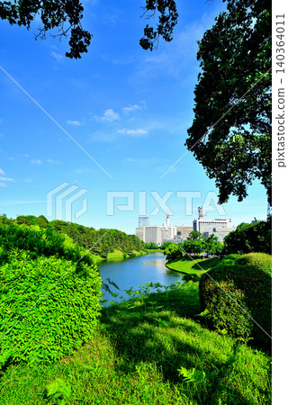 東京:從千鳥淵綠道眺望櫻田護城河和霞關摩天大樓 東京:從千鳥淵綠道眺望櫻田護城河和霞關摩天大樓 140364011