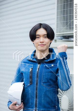 年輕的戶外工作者 年輕的戶外工作者 140364318