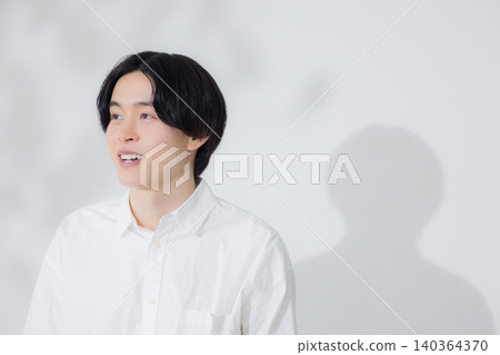 穿白襯衫的男人 穿白襯衫的男人 140364370