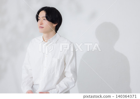 穿白襯衫的男人 穿白襯衫的男人 140364371