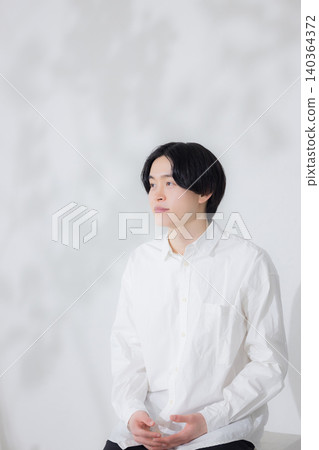 穿白襯衫的男人 穿白襯衫的男人 140364372
