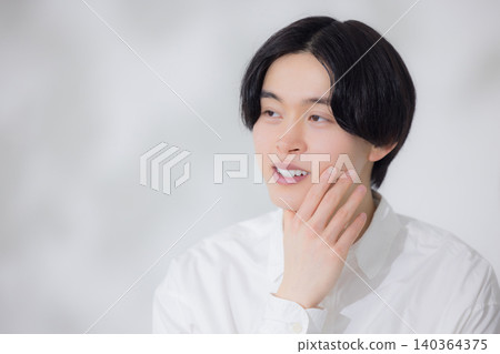 穿白襯衫的男人 穿白襯衫的男人 140364375