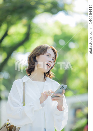 通勤的商界女強人 通勤的商界女強人 140364413