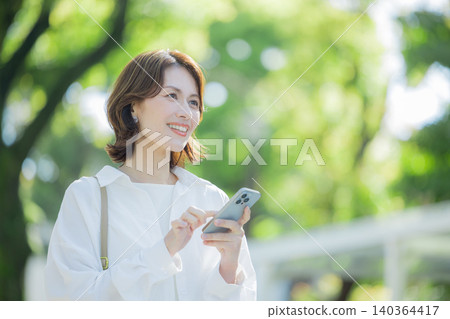 business woman commuting 140364417
