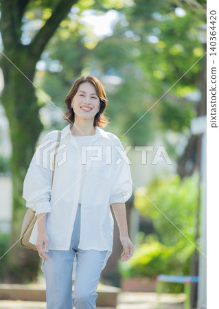 通勤的商界女強人 通勤的商界女強人 140364420