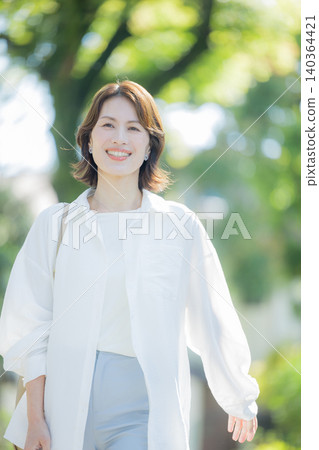 通勤的商界女強人 通勤的商界女強人 140364421