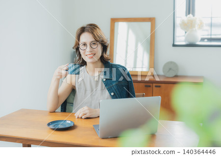 看電腦的女人 140364446