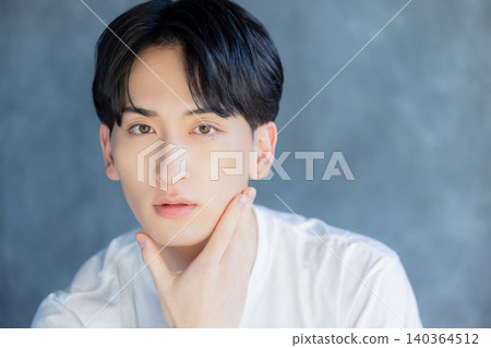 一個年輕人 一個年輕人 140364512