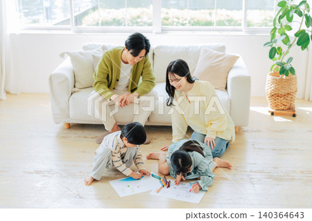 孩子在父母的注視下畫畫。 140364643