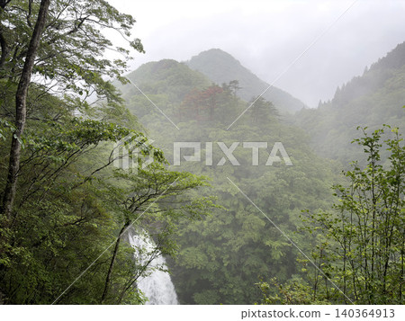 群山雄偉壯麗,籠罩在薄霧之中,遠處可見阿基烏大瀑布。 群山雄偉壯麗,籠罩在薄霧之中,遠處可見阿基烏大瀑布。 140364913