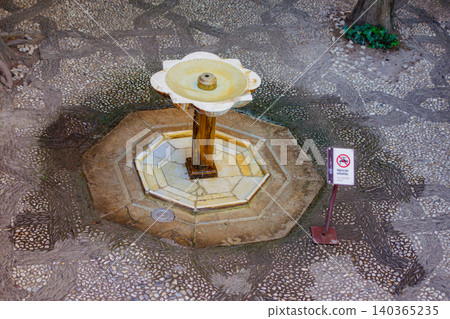 Fountain in the courtyard of the Alhambra Palace 140365235