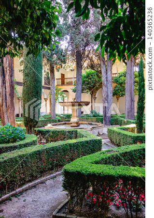 Fountain in the courtyard of the Alhambra Palace 140365236