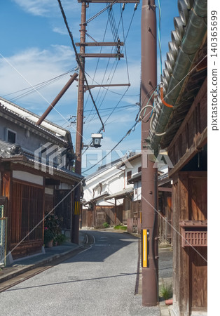奈良縣五條市新町通的古老街景,擁有傳統的江戶時代建築和藍天,散發著濃厚的歷史氣息。 奈良縣五條市新町通的古老街景,擁有傳統的江戶時代建築和藍天,散發著濃厚的歷史氣息。 140365699