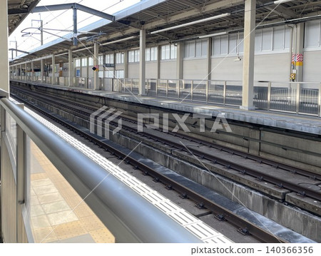 Unmanned platform and slab track at Ueda Station on the Hokuriku Shinkansen line. 140366356
