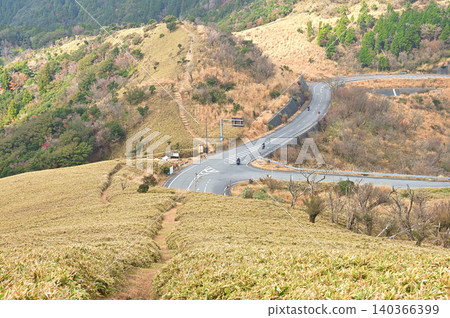 伊豆半島伊豆山脊步道:穿越草原和風早峠的道路 伊豆半島伊豆山脊步道:穿越草原和風早峠的道路 140366399
