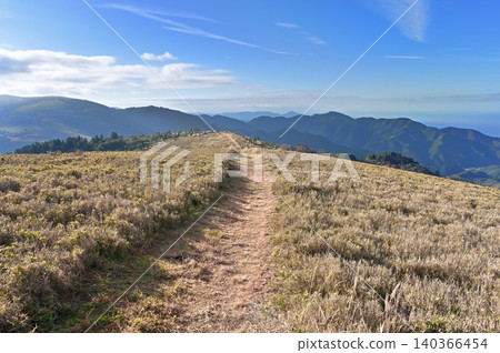 伊豆半島、伊豆山脊步道、玉之山、宇久須峠的草原和山脈 伊豆半島、伊豆山脊步道、玉之山、宇久須峠的草原和山脈 140366454