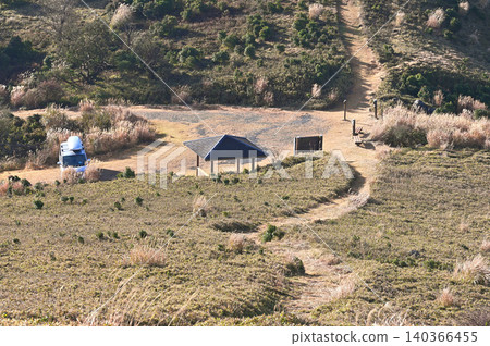 伊豆半島、伊豆山脊步道、玉山、草原上的宇久須峠 伊豆半島、伊豆山脊步道、玉山、草原上的宇久須峠 140366455