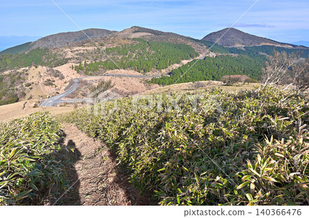 伊豆半島伊豆山脊步道：從風早峠的高地眺望，可以看到禦曹台和魂山。 140366476