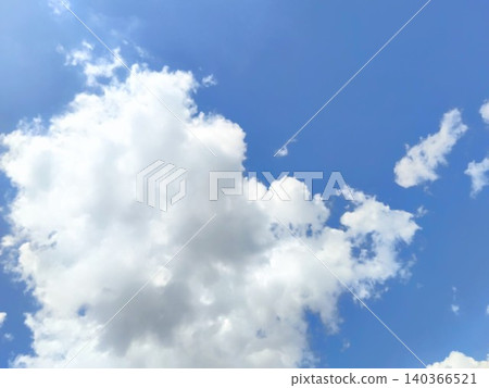 大片白色夏季積雲鋪滿藍天。 大片白色夏季積雲鋪滿藍天。 140366521