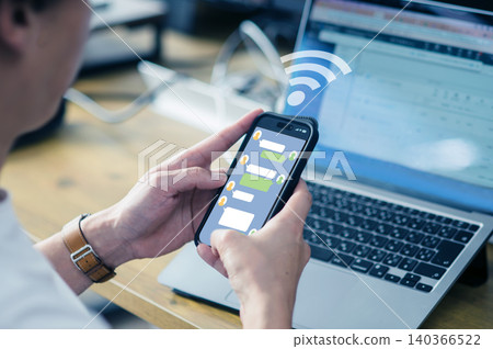 使用 WiFi 連線透過社群媒體和聊天工具進行線上溝通的商務人士。 使用 WiFi 連線透過社群媒體和聊天工具進行線上溝通的商務人士。 140366522