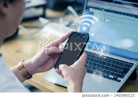 一位商務人士正在操作智慧型手機,手機螢幕上顯示無線通訊圖示;數位網路影像。 一位商務人士正在操作智慧型手機,手機螢幕上顯示無線通訊圖示;數位網路影像。 140366523