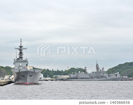 運輸船「大隅」號和驅逐艦「濱霧號」目前停泊在橫須賀港。 140366656