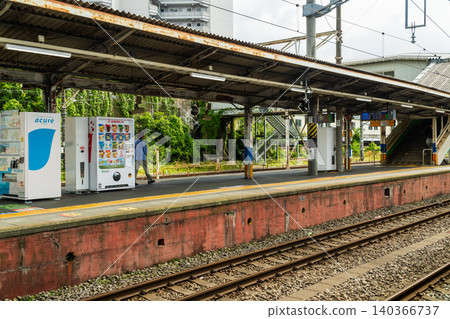 東京高尾月月台：飲料和冰淇淋自動販賣機。 140366737