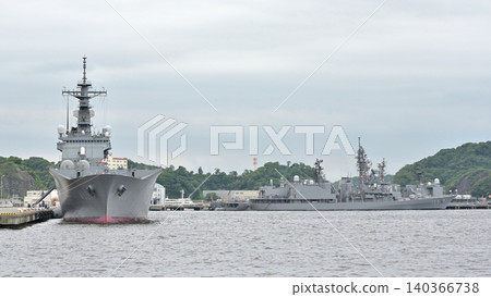 運輸船「大隅」號和驅逐艦「濱霧號」目前停泊在橫須賀港。 140366738