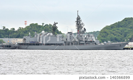 驅逐艦濱霧號停泊在橫須賀港的吉倉碼頭。 驅逐艦濱霧號停泊在橫須賀港的吉倉碼頭。 140366899