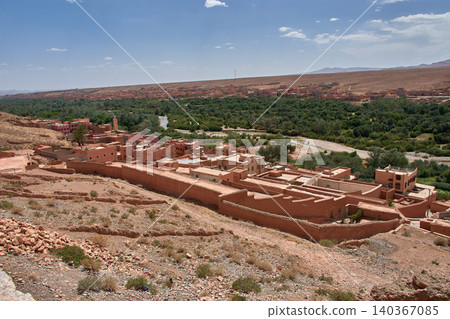 Panoramic view of the town of Boumalne Dades standing out against the desert plateau in Morocco 140367085