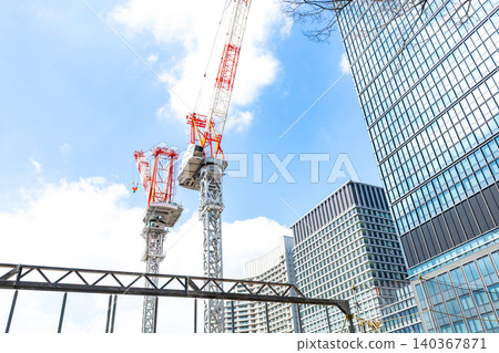 建築工地上的大型起重機和摩天大樓 建築工地上的大型起重機和摩天大樓 140367871