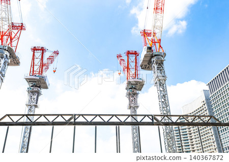 建築工地上的大型起重機和重型機械 建築工地上的大型起重機和重型機械 140367872