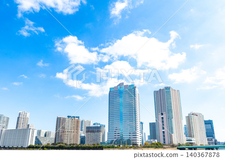 林立著高樓大廈和摩天大樓的景觀。 林立著高樓大廈和摩天大樓的景觀。 140367878