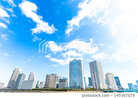 林立著高樓大廈和摩天大樓的景觀。 林立著高樓大廈和摩天大樓的景觀。 140367879