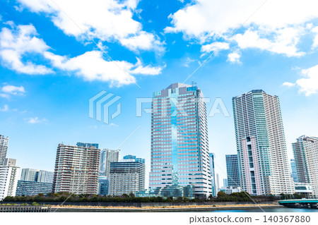 林立著高樓大廈和摩天大樓的景觀。 林立著高樓大廈和摩天大樓的景觀。 140367880