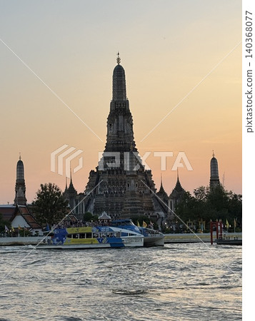 Wat Arun at dusk Wat Arun at dusk 140368077