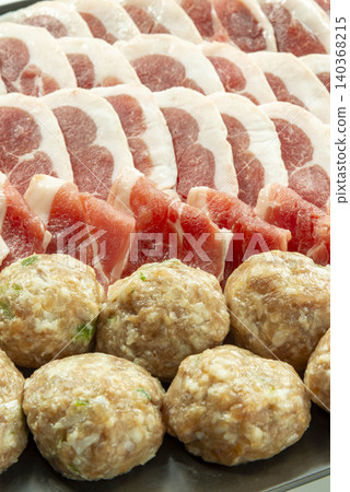 用於涮涮鍋和火鍋的薄切鴨肉、肉丸和生肉。 用於涮涮鍋和火鍋的薄切鴨肉、肉丸和生肉。 140368215