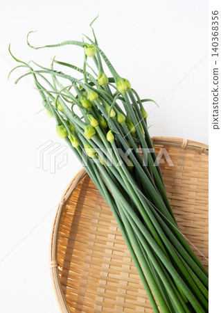蒜苗放在篩子上 140368356
