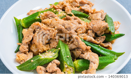 日式炒秋葵豬肉,帶有芝麻香味。 日式炒秋葵豬肉,帶有芝麻香味。 140369013