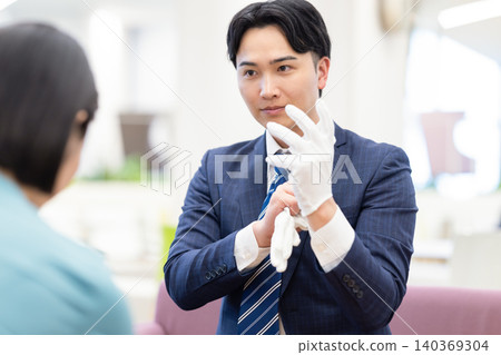 現場貴金屬鑑定師。拍攝協助單位:電波學園教育基金會、東京電子大學。 現場貴金屬鑑定師。拍攝協助單位:電波學園教育基金會、東京電子大學。 140369304