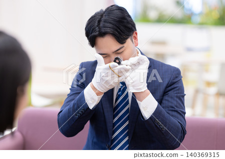 現場貴金屬鑑定師。拍攝協助單位:電波學園教育基金會、東京電子大學。 現場貴金屬鑑定師。拍攝協助單位:電波學園教育基金會、東京電子大學。 140369315