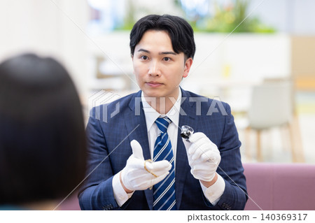 現場貴金屬鑑定師。拍攝協助單位:電波學園教育基金會、東京電子大學。 現場貴金屬鑑定師。拍攝協助單位:電波學園教育基金會、東京電子大學。 140369317