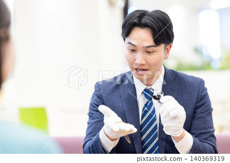 現場貴金屬鑑定師。拍攝協助單位：電波學園教育基金會、東京電子大學。 140369319