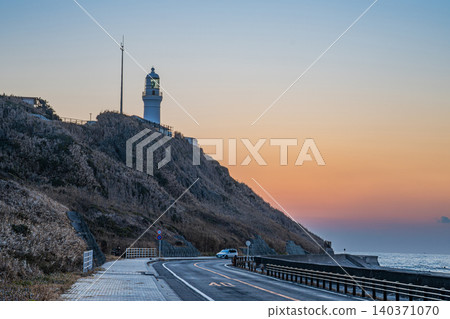 A white lighthouse in Omaezaki City and a sunrise scene (Shizuoka Prefecture) A white lighthouse in Omaezaki City and a sunrise scene (Shizuoka Prefecture) 140371070
