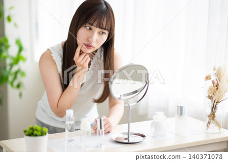 Portrait of a woman in front of a mirror Portrait of a woman in front of a mirror 140371078