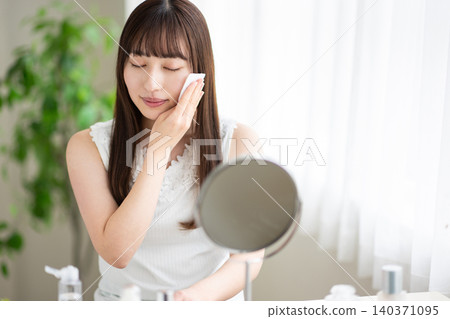 Portrait of a woman in front of a mirror Portrait of a woman in front of a mirror 140371095