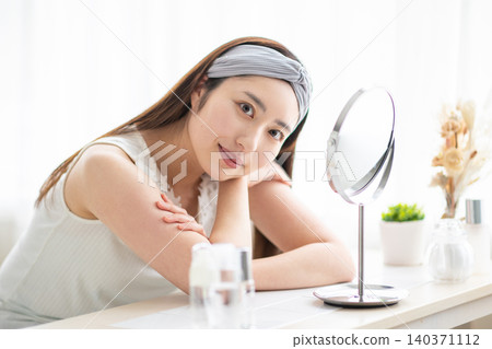 鏡子前的女人肖像 鏡子前的女人肖像 140371112