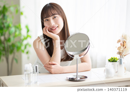 Portrait of a woman in front of a mirror Portrait of a woman in front of a mirror 140371119